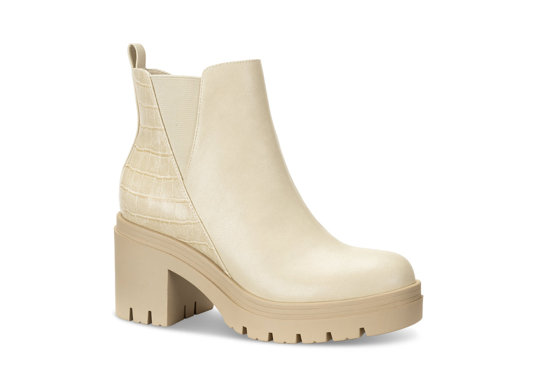 Women's Veronikaa Pull-On Lug Chelsea Booties